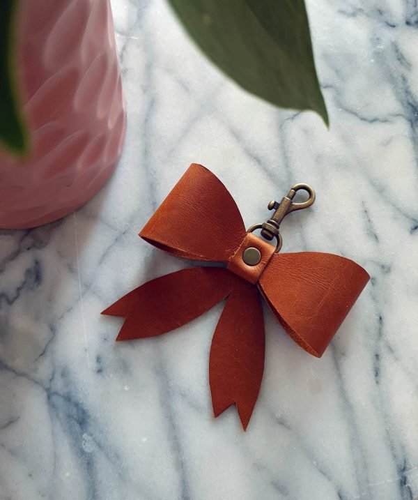 Wanderer Handcrafted Leather - Leather Bow Keychain - Toffee - Shopfox